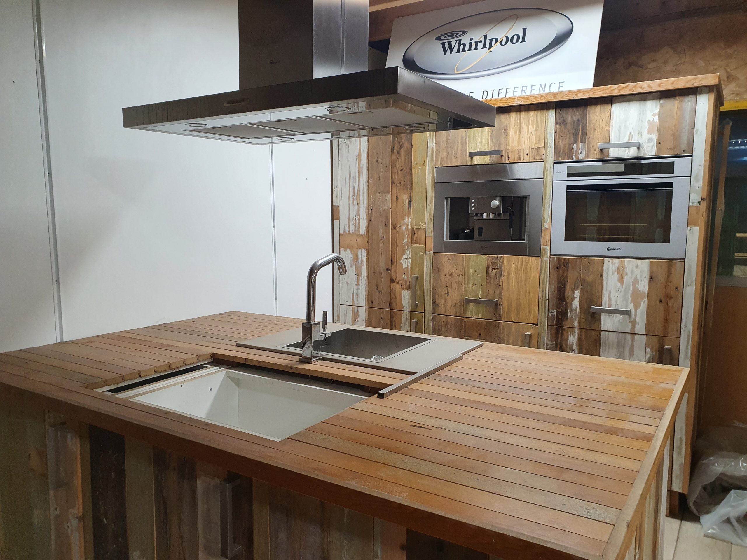 Thuisland verkopen Uitgang Sloophout Keuken met inbouw apparatuur - Tweedehandsmaterialen