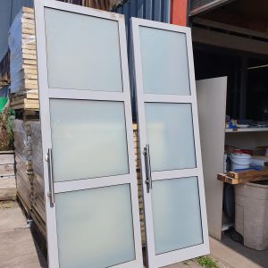 Hoge aluminium deuren met glas