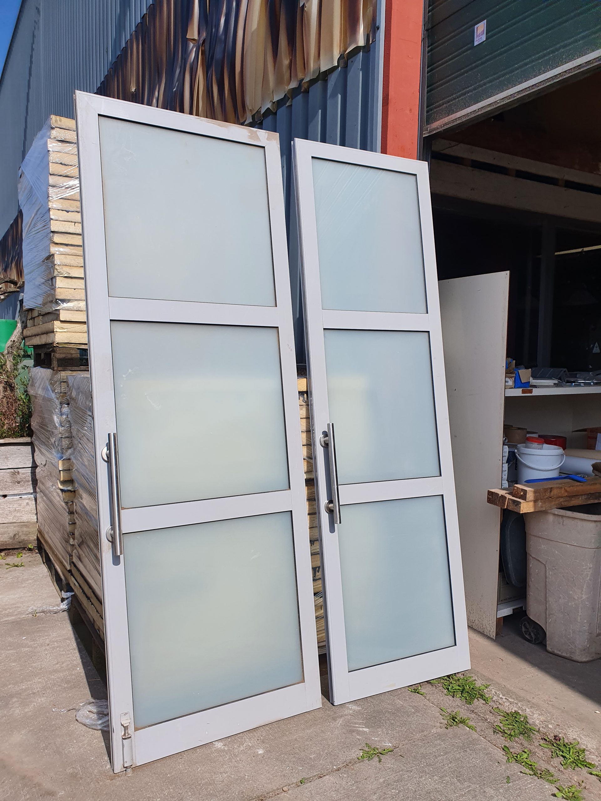 Duwen Chemicaliën Lift Hoge aluminium deuren met glas - Tweedehandsmaterialen