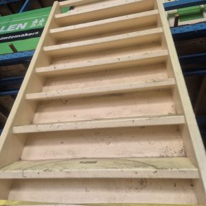 Gebruikte houten rechte trap – 15 treden – 300 cm hoogte