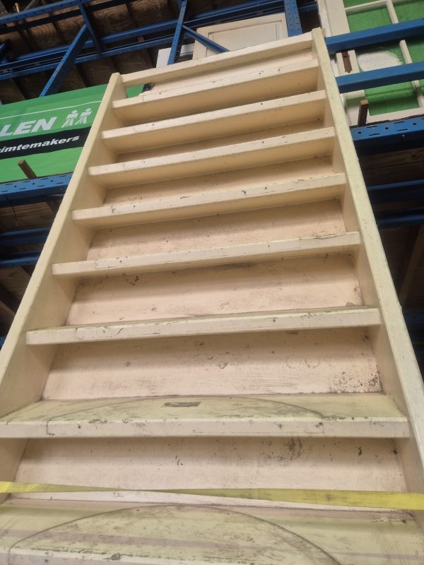 Gebruikte houten rechte trap – 15 treden – 300 cm hoogte